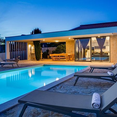 Villa T, Spacious With Heated Pool, Hot Tub & Sauna Rastevic 外观 照片