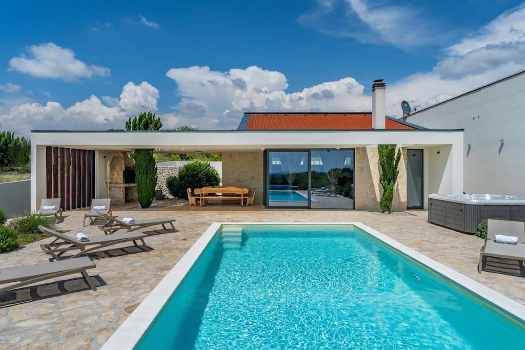 Villa T, Spacious With Heated Pool, Hot Tub & Sauna Rastevic 外观 照片