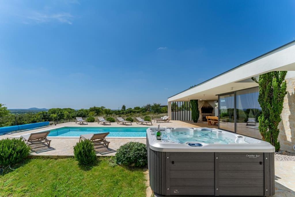 Villa T, Spacious With Heated Pool, Hot Tub & Sauna Rastevic 外观 照片