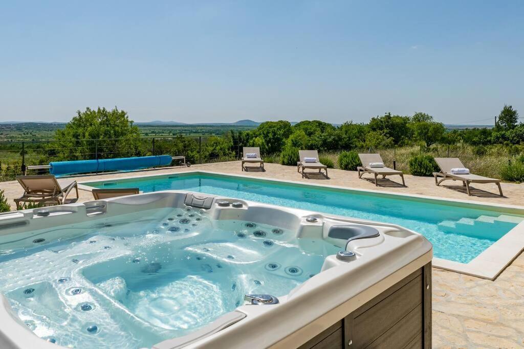Villa T, Spacious With Heated Pool, Hot Tub & Sauna Rastevic 外观 照片