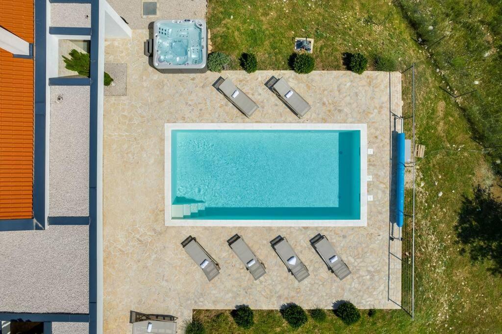 Villa T, Spacious With Heated Pool, Hot Tub & Sauna Rastevic 外观 照片
