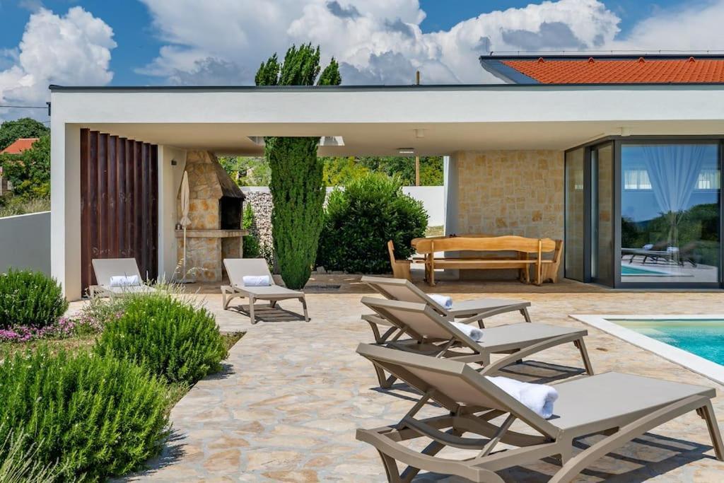 Villa T, Spacious With Heated Pool, Hot Tub & Sauna Rastevic 外观 照片