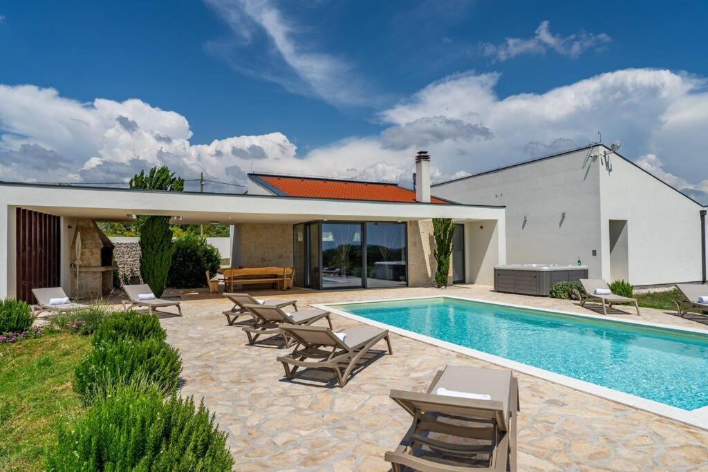 Villa T, Spacious With Heated Pool, Hot Tub & Sauna Rastevic 外观 照片
