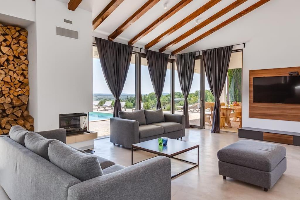 Villa T, Spacious With Heated Pool, Hot Tub & Sauna Rastevic 外观 照片