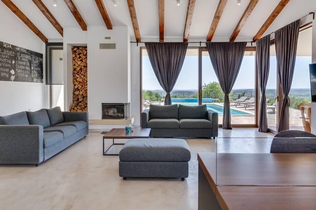 Villa T, Spacious With Heated Pool, Hot Tub & Sauna Rastevic 外观 照片