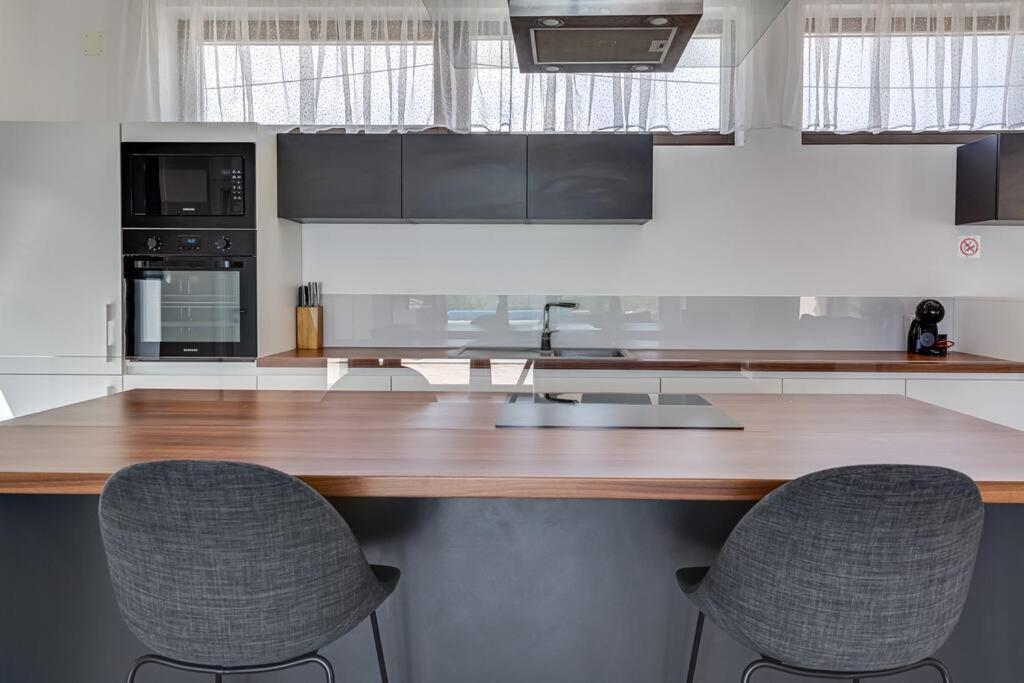Villa T, Spacious With Heated Pool, Hot Tub & Sauna Rastevic 外观 照片