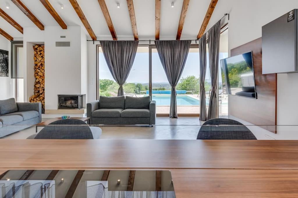 Villa T, Spacious With Heated Pool, Hot Tub & Sauna Rastevic 外观 照片