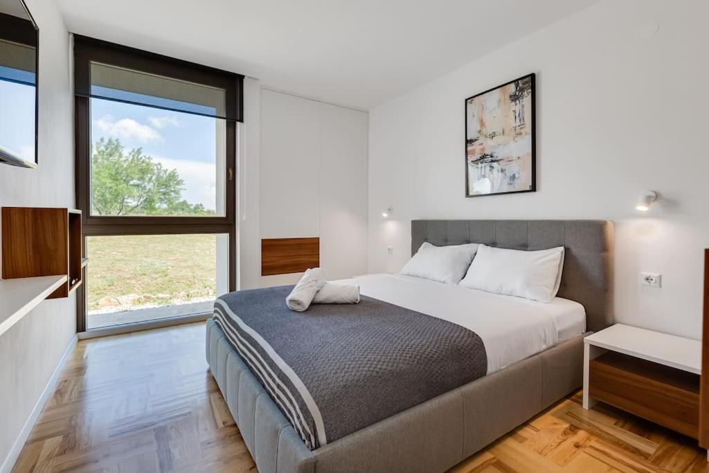 Villa T, Spacious With Heated Pool, Hot Tub & Sauna Rastevic 外观 照片
