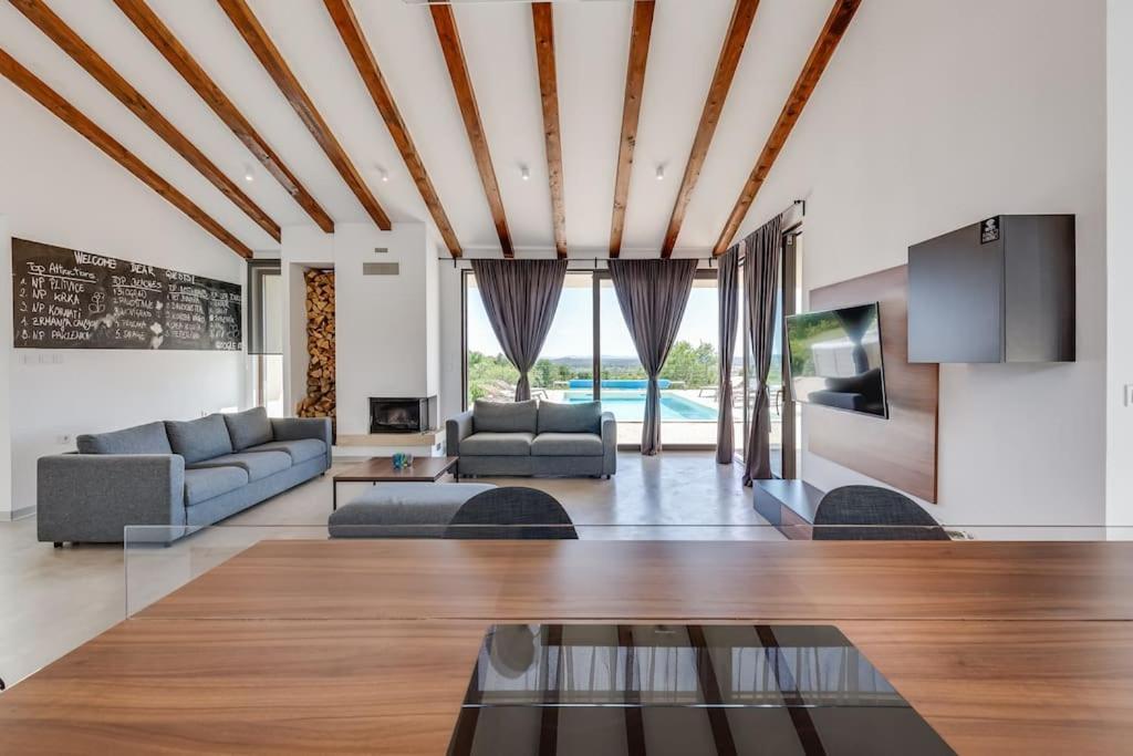 Villa T, Spacious With Heated Pool, Hot Tub & Sauna Rastevic 外观 照片