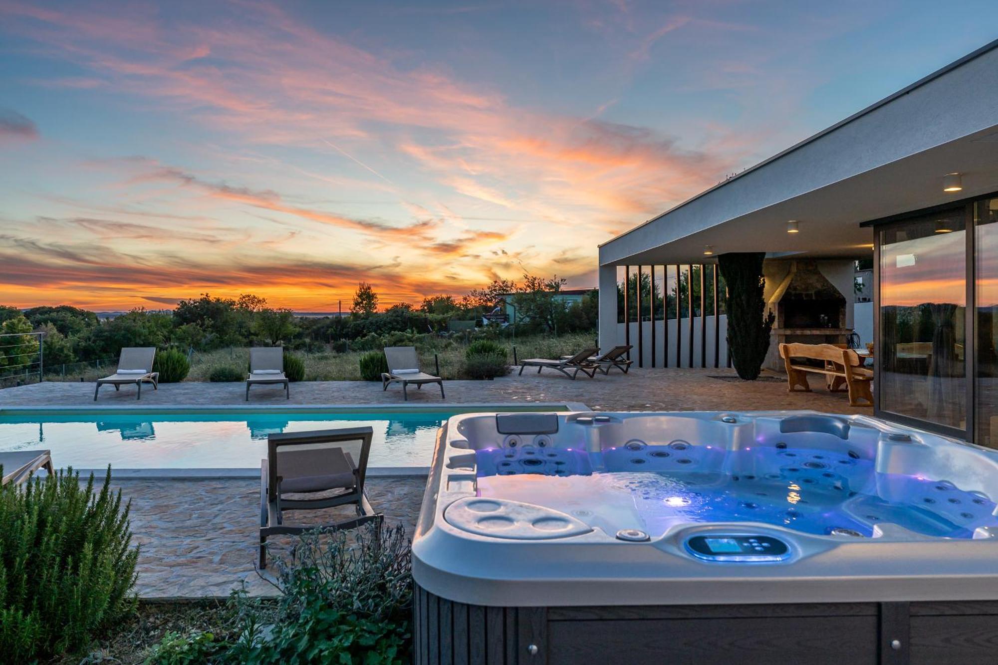 Villa T, Spacious With Heated Pool, Hot Tub & Sauna Rastevic 外观 照片