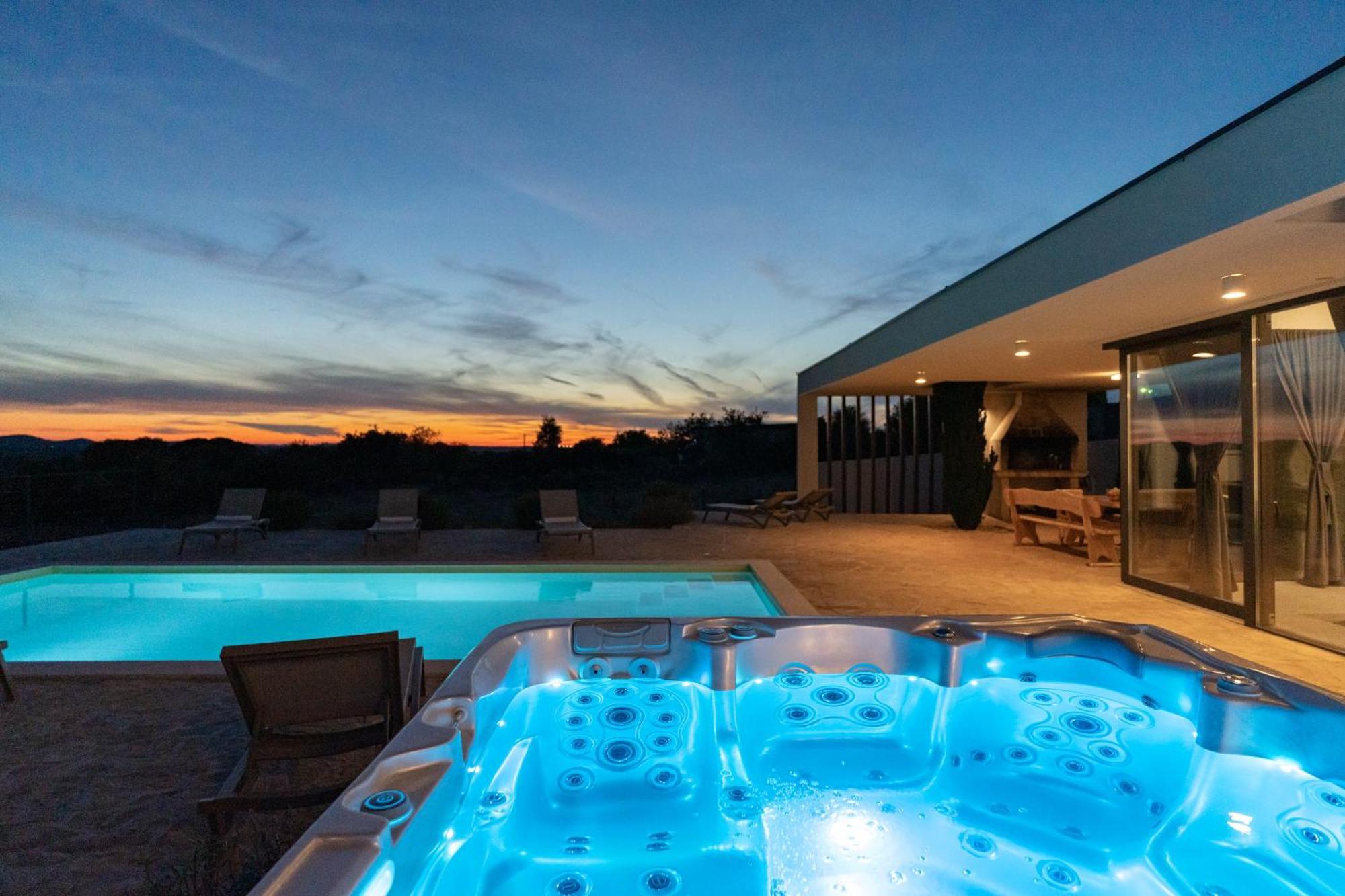 Villa T, Spacious With Heated Pool, Hot Tub & Sauna Rastevic 外观 照片