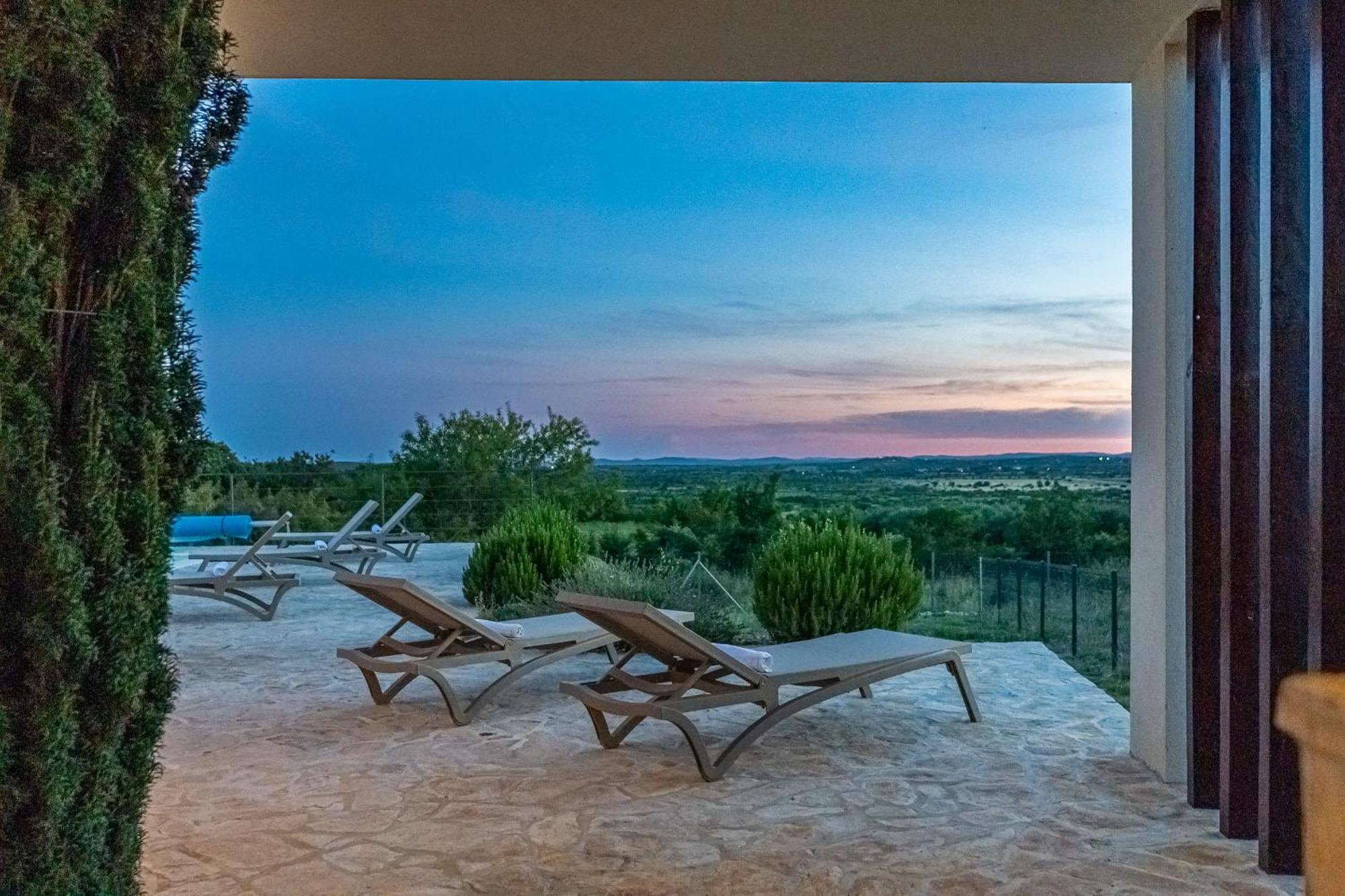 Villa T, Spacious With Heated Pool, Hot Tub & Sauna Rastevic 外观 照片