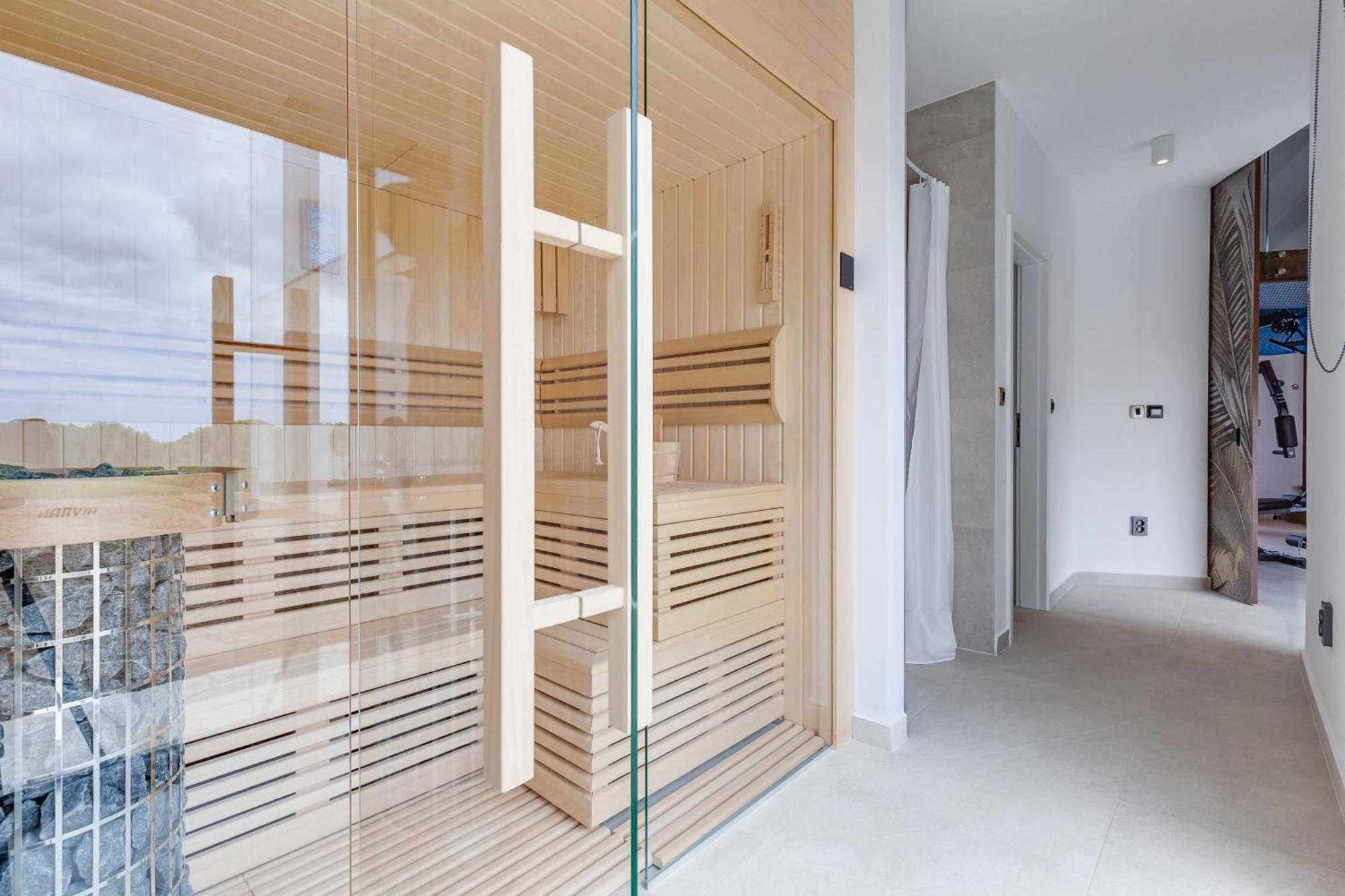 Villa T, Spacious With Heated Pool, Hot Tub & Sauna Rastevic 外观 照片