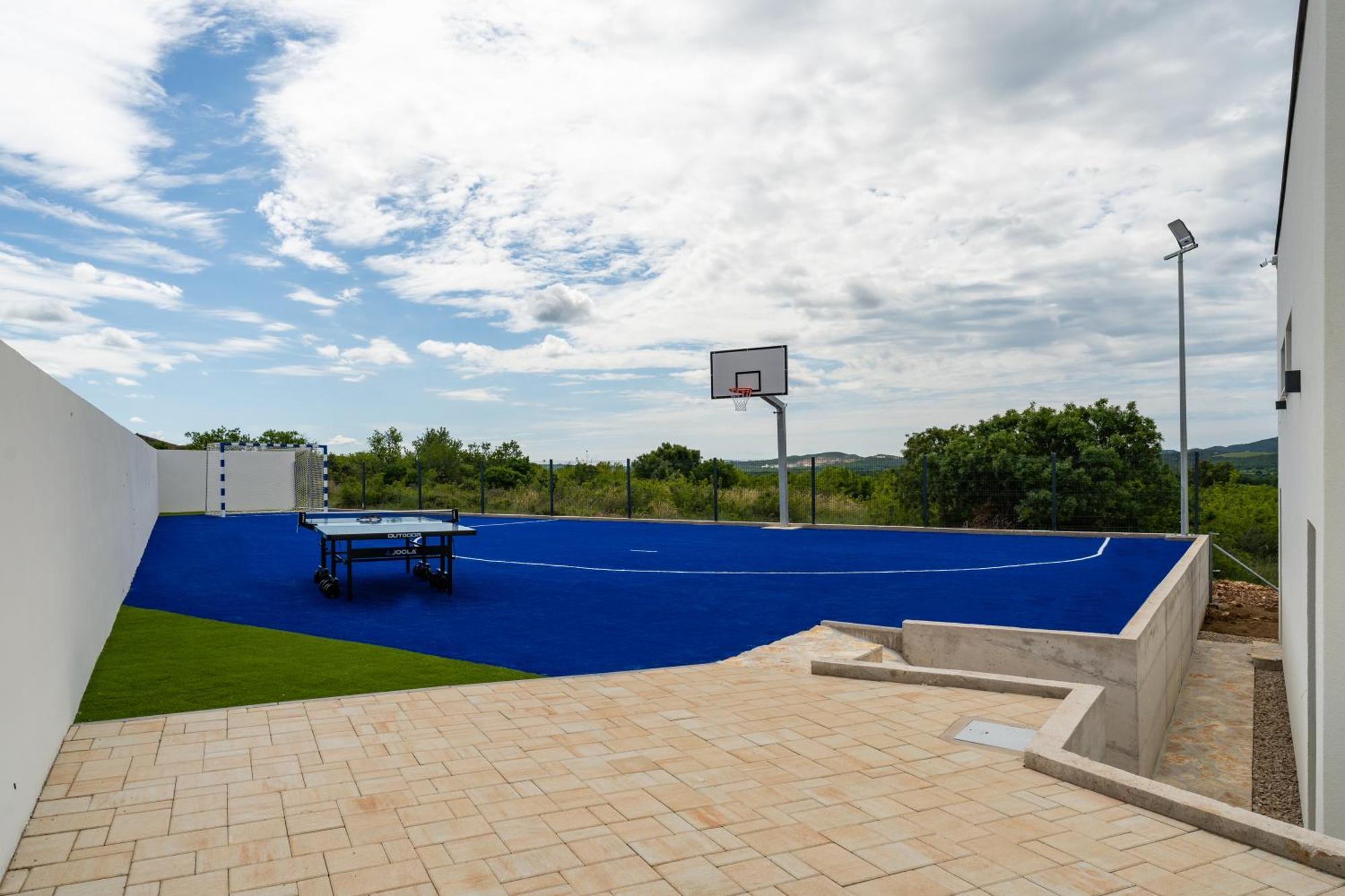 Villa T, Spacious With Heated Pool, Hot Tub & Sauna Rastevic 外观 照片